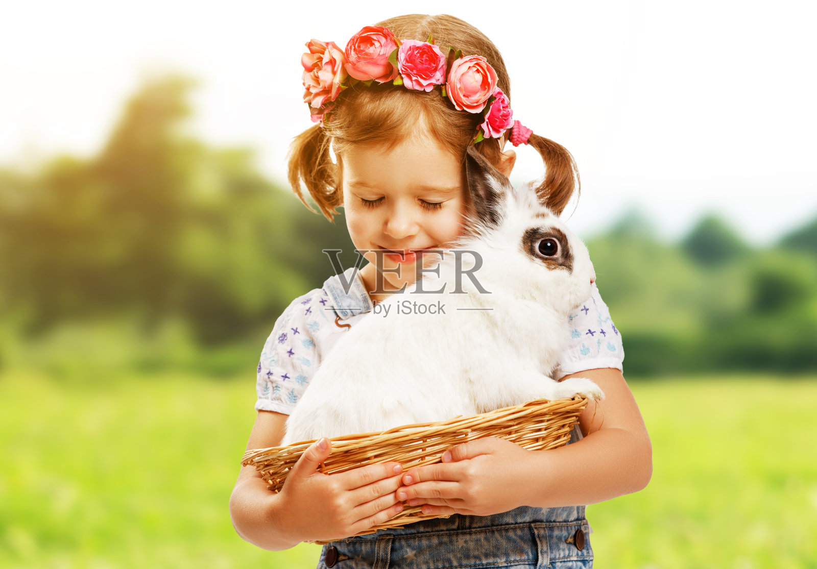 复活节快乐!带着兔子的漂亮小女孩照片摄影图片