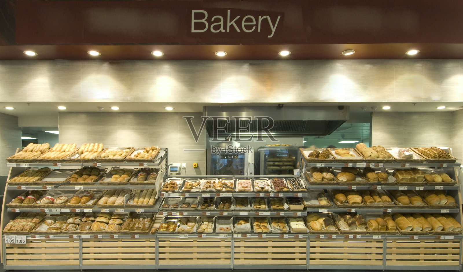 超市烘焙部与各种蛋糕、馅饼和面包照片摄影图片