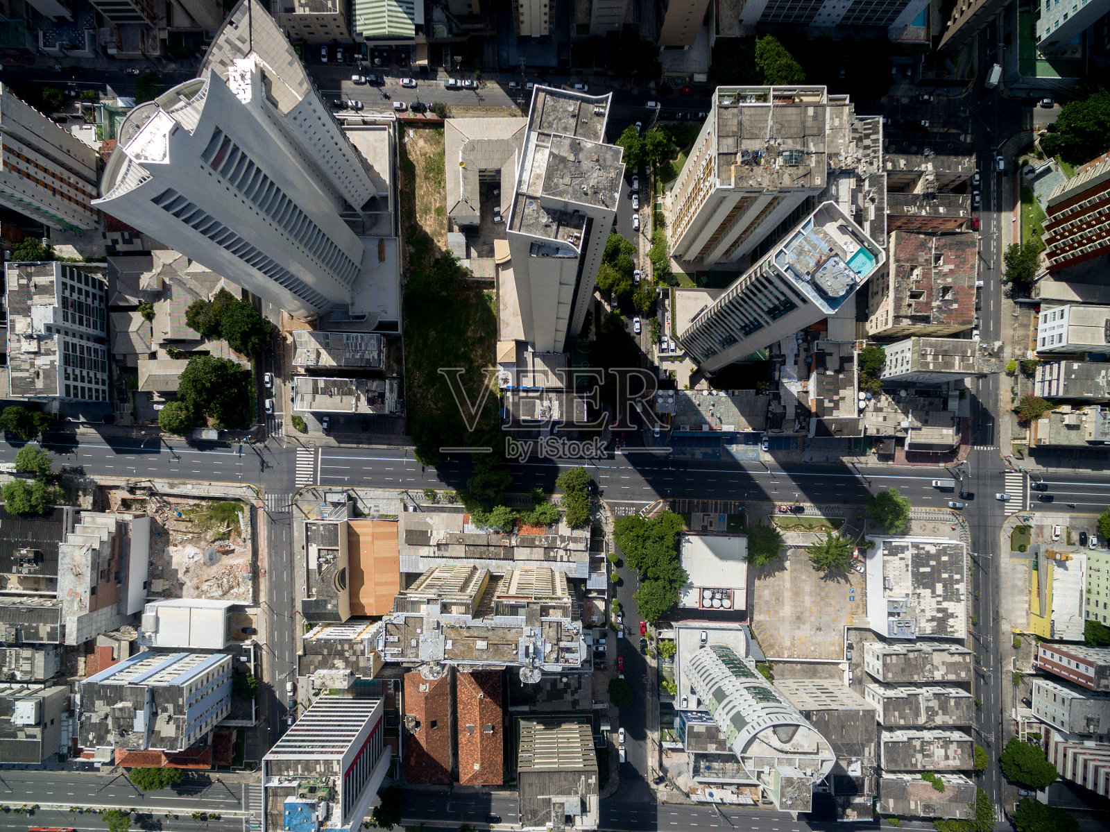 俯瞰大城市的摩天大楼照片摄影图片