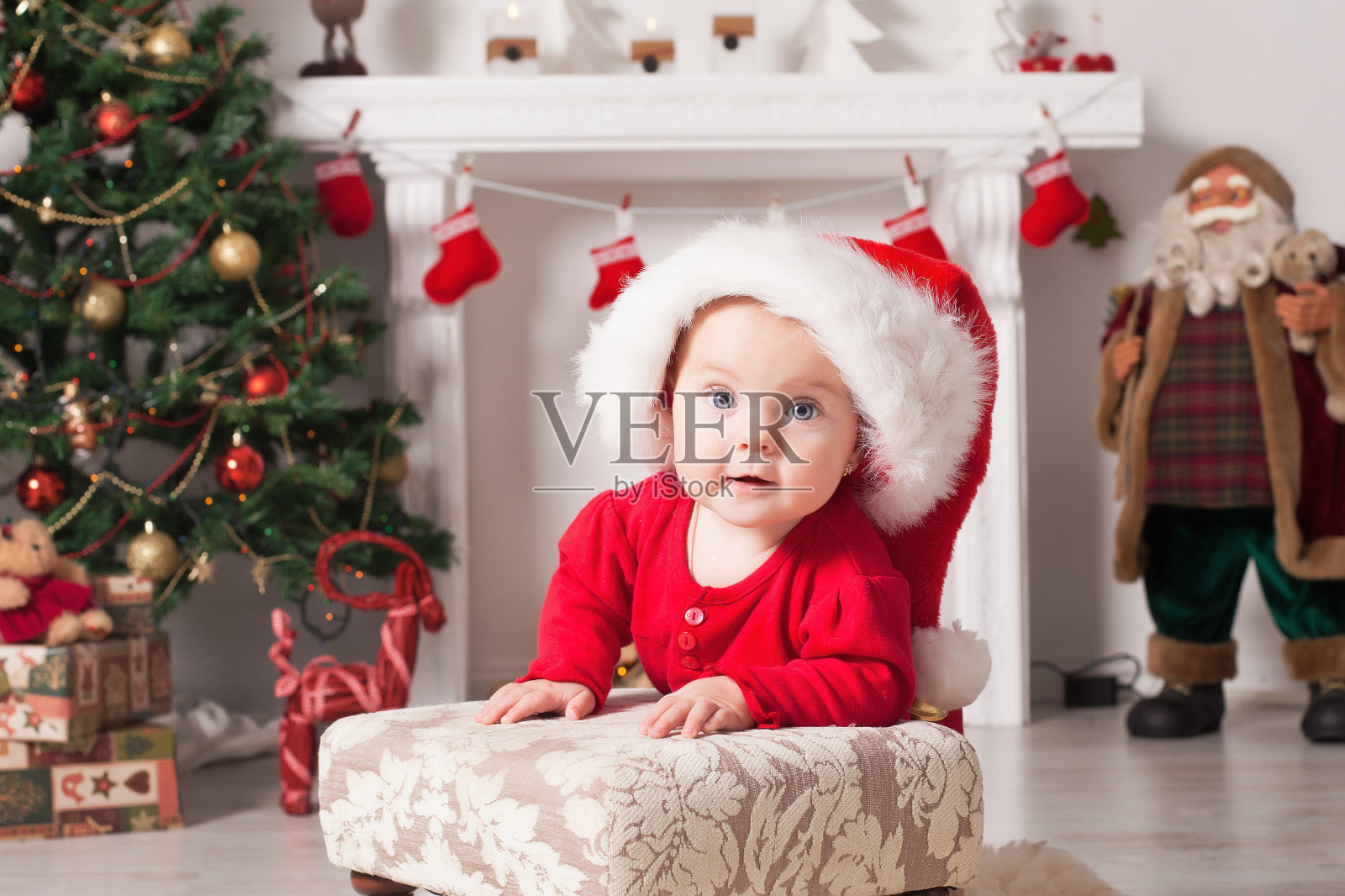 穿着圣诞老人服装的小婴儿照片摄影图片