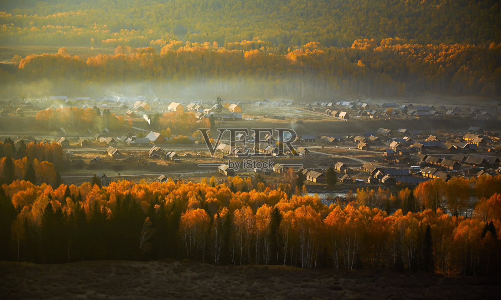 喀纳斯自然保护区的禾木村，秋景，新疆，中国。照片摄影图片