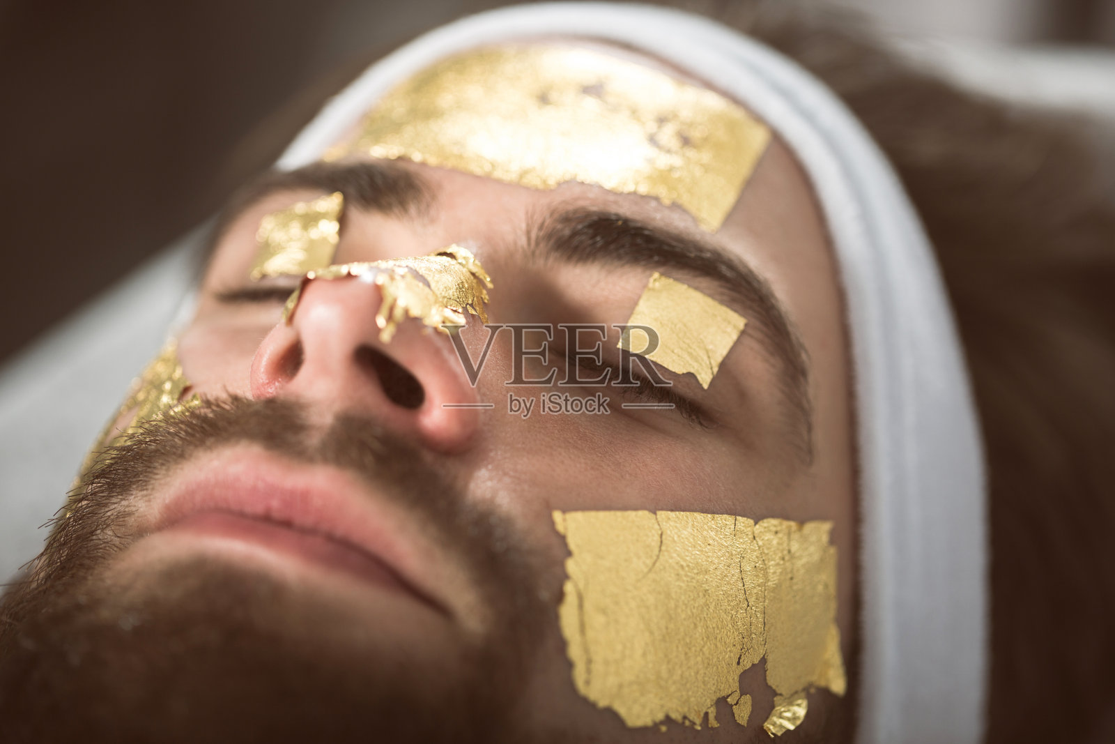 男士黄金面膜在美容院治疗照片摄影图片