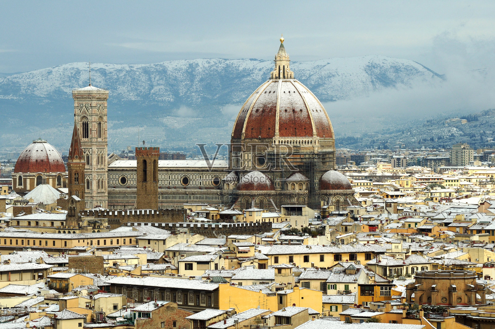 圣玛利亚大教堂(大教堂)和乔托托钟楼(钟楼)，在冬天的佛罗伦萨，托斯卡纳，意大利。照片摄影图片