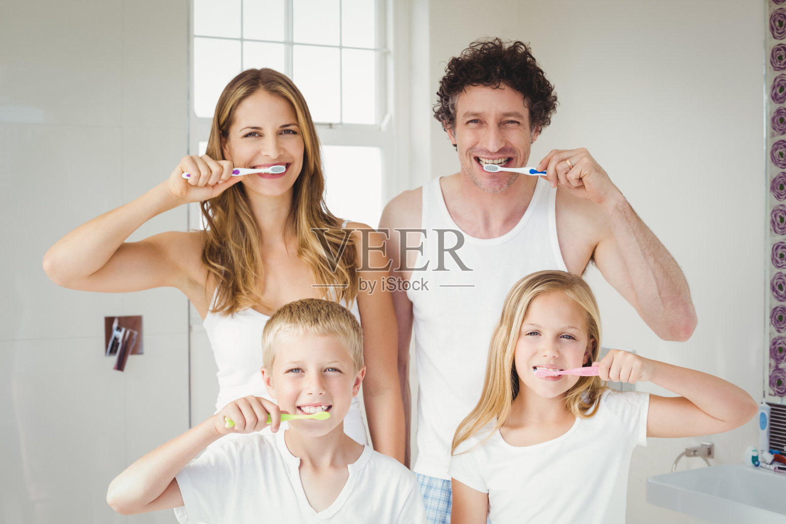 微笑的一家人刷牙的照片照片摄影图片