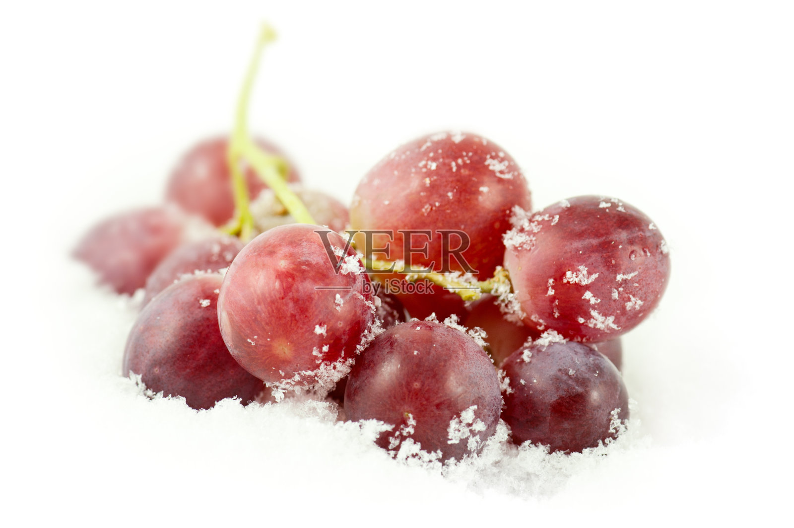 雪上的红葡萄照片摄影图片