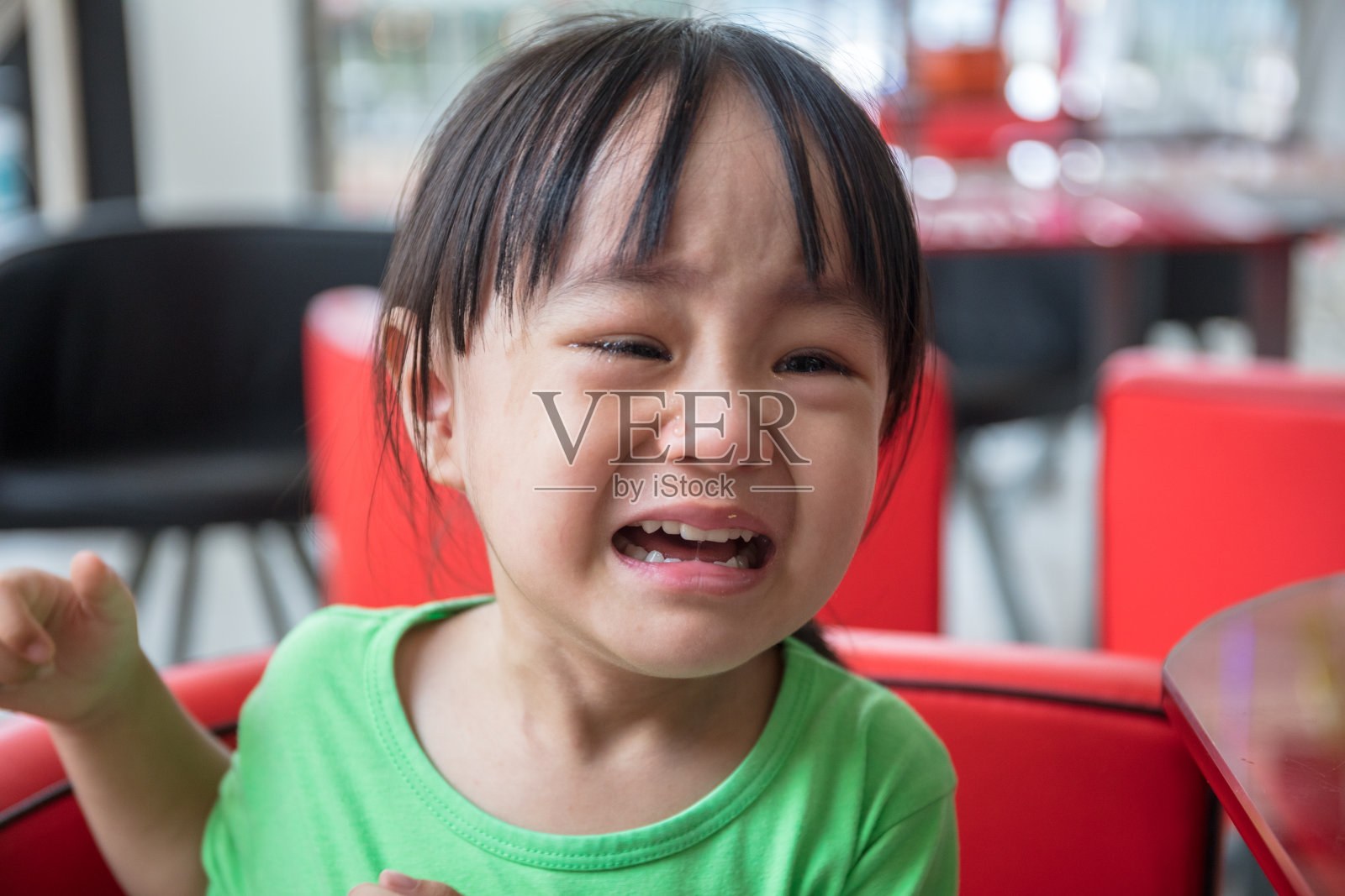 哭泣的亚洲华人小女孩照片摄影图片
