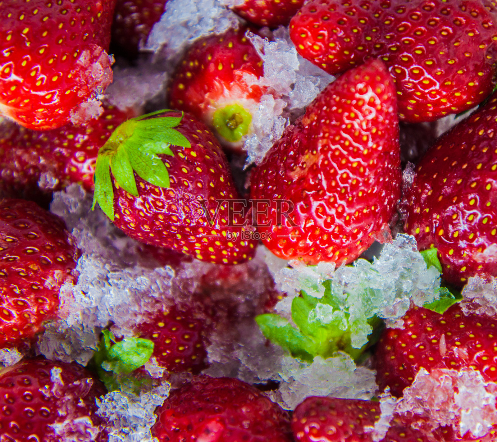 草莓在冰上照片摄影图片