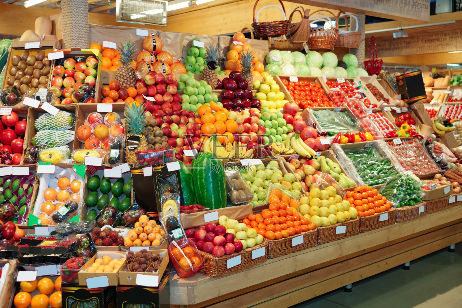 农贸市场上摆满水果的架子照片摄影图片