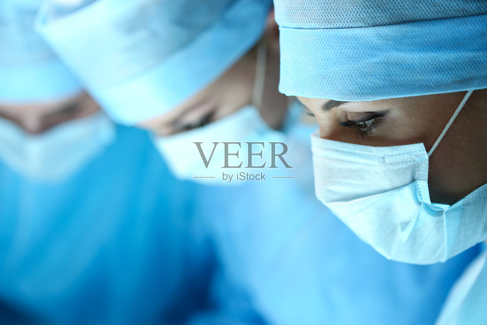 三个外科医生在外科手术室里做手术照片摄影图片