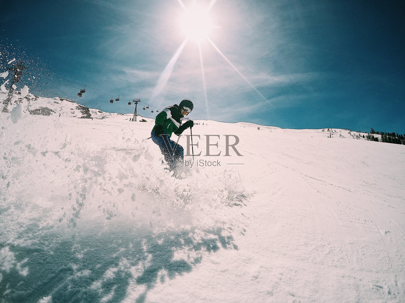 滑雪时向摄像机扔雪照片摄影图片
