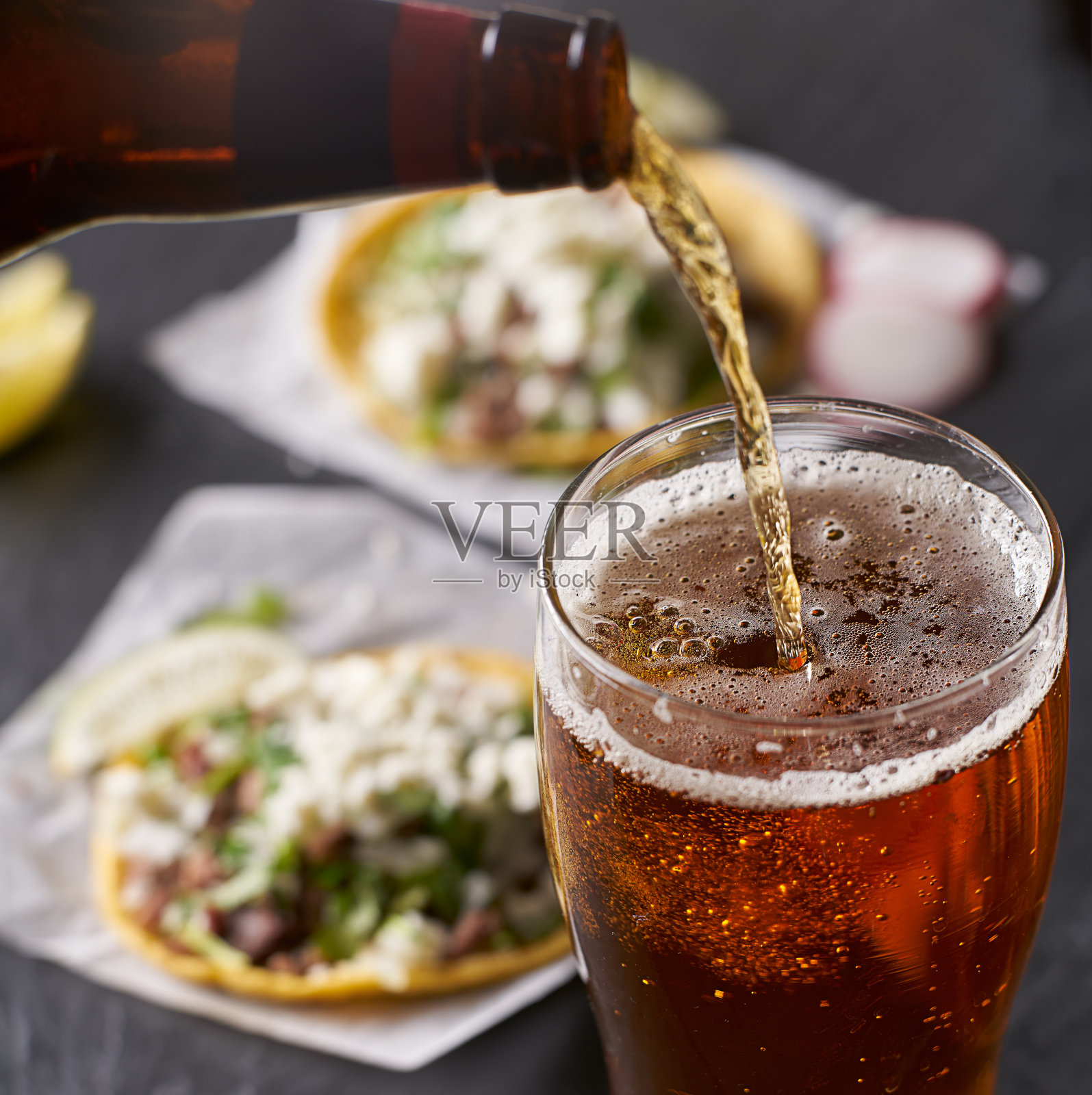 在墨西哥玉米饼前倒啤酒照片摄影图片