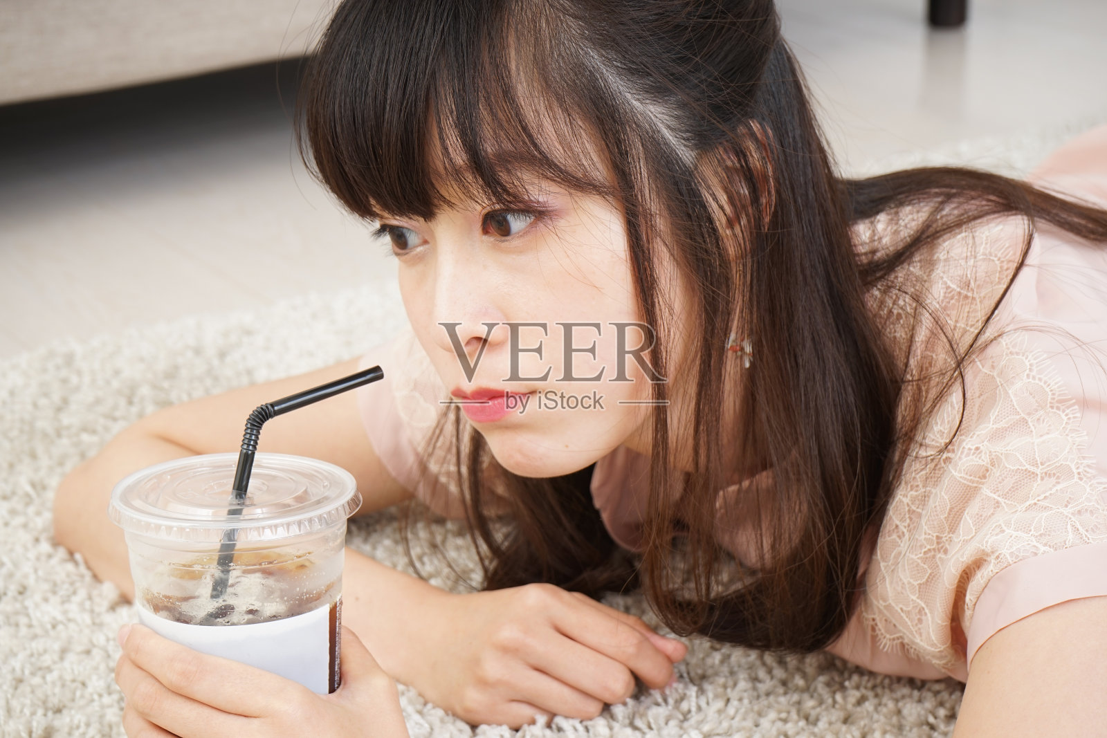 年轻女子在房间里喝咖啡照片摄影图片