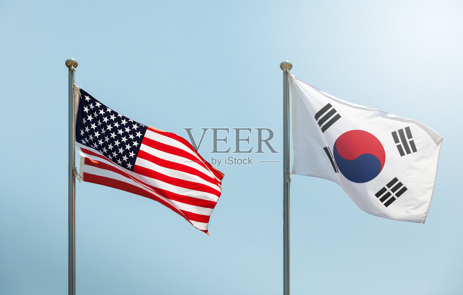 在蓝天上挥舞着美国国旗、星条旗、星条旗和韩国国旗、韩国和美国联盟、美国和韩国联盟照片摄影图片