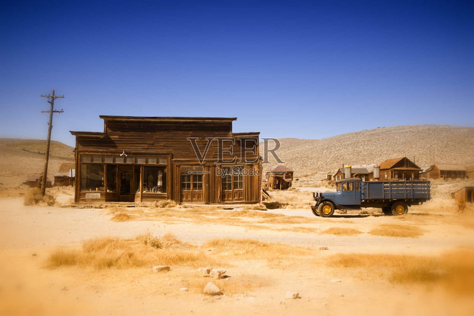 加利福尼亚沙漠中的旧农舍和卡车照片摄影图片