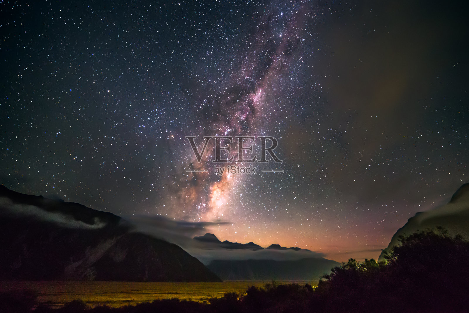 库克山国家公园上空的银河照片摄影图片