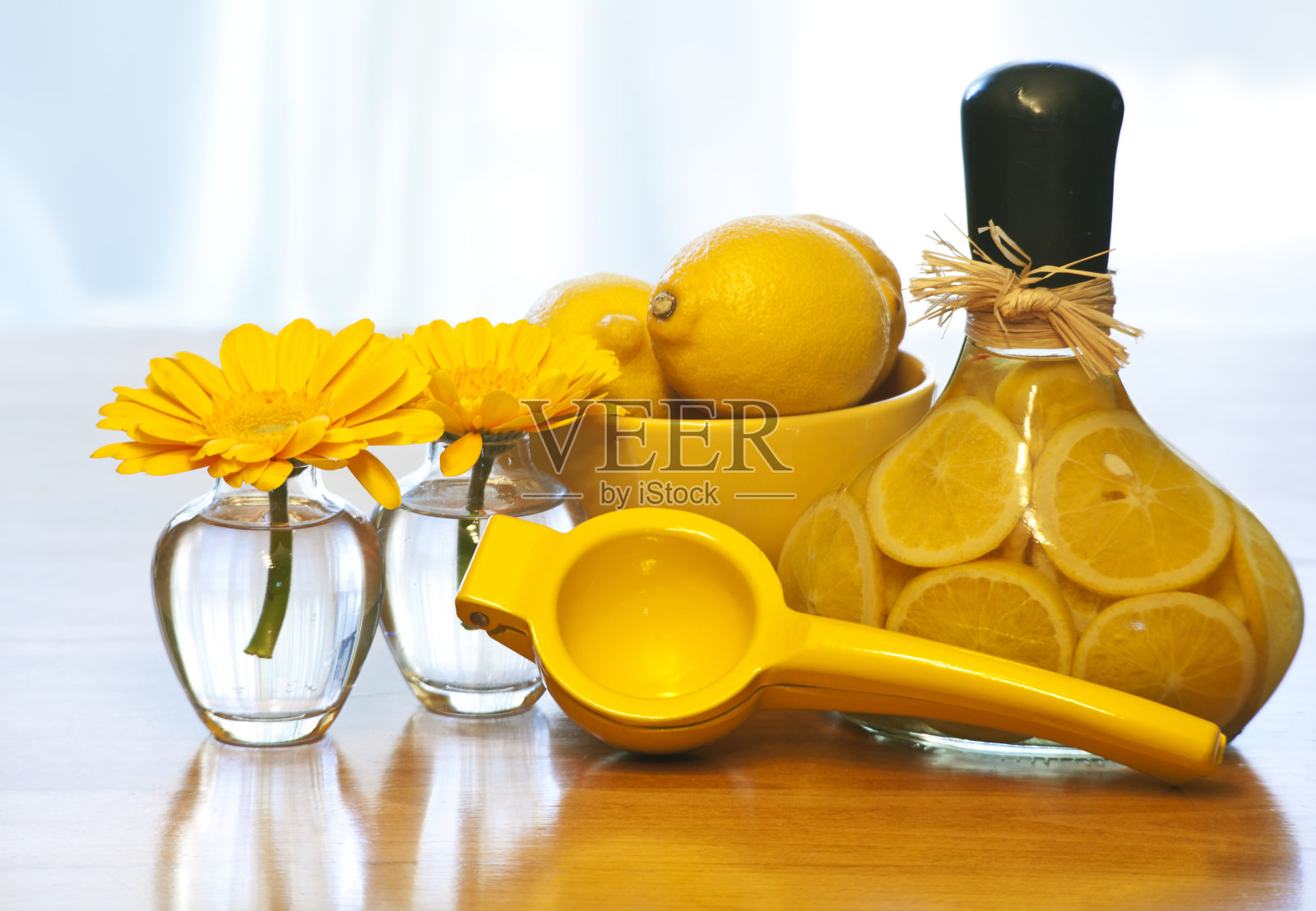 柠檬榨汁机和非洲菊照片摄影图片