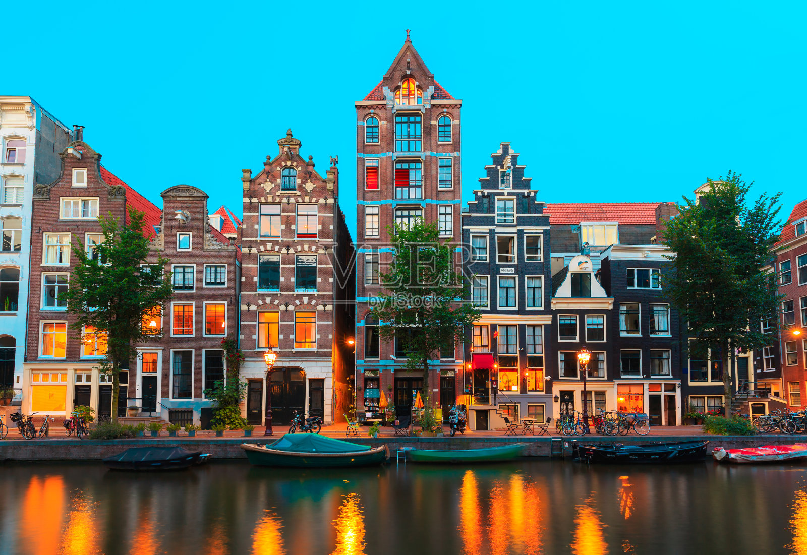 夜晚阿姆斯特丹运河和典型的房屋，荷兰，荷兰照片摄影图片