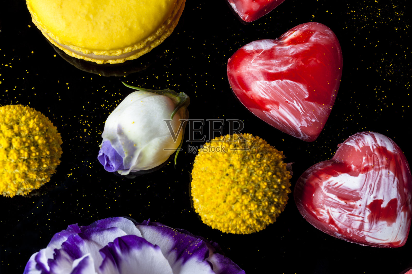心形巧克力，鲜花，杏仁饼干照片摄影图片