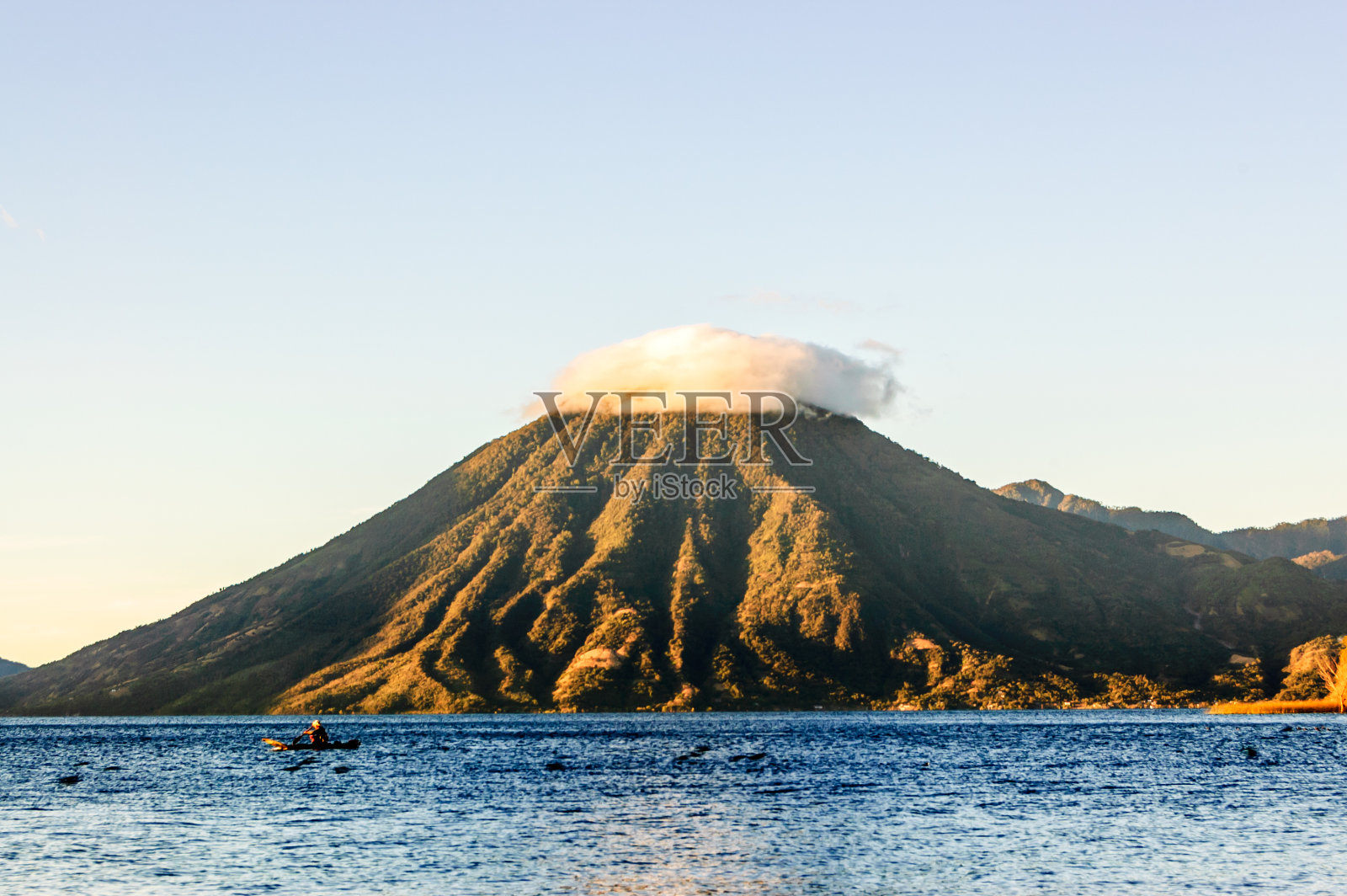 危地马拉阿提特兰湖和火山上的日出照片摄影图片