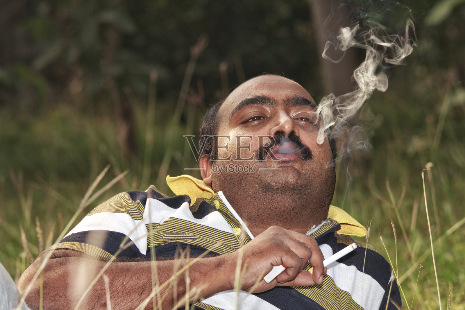 成年男子吸烟-库存形象照片摄影图片
