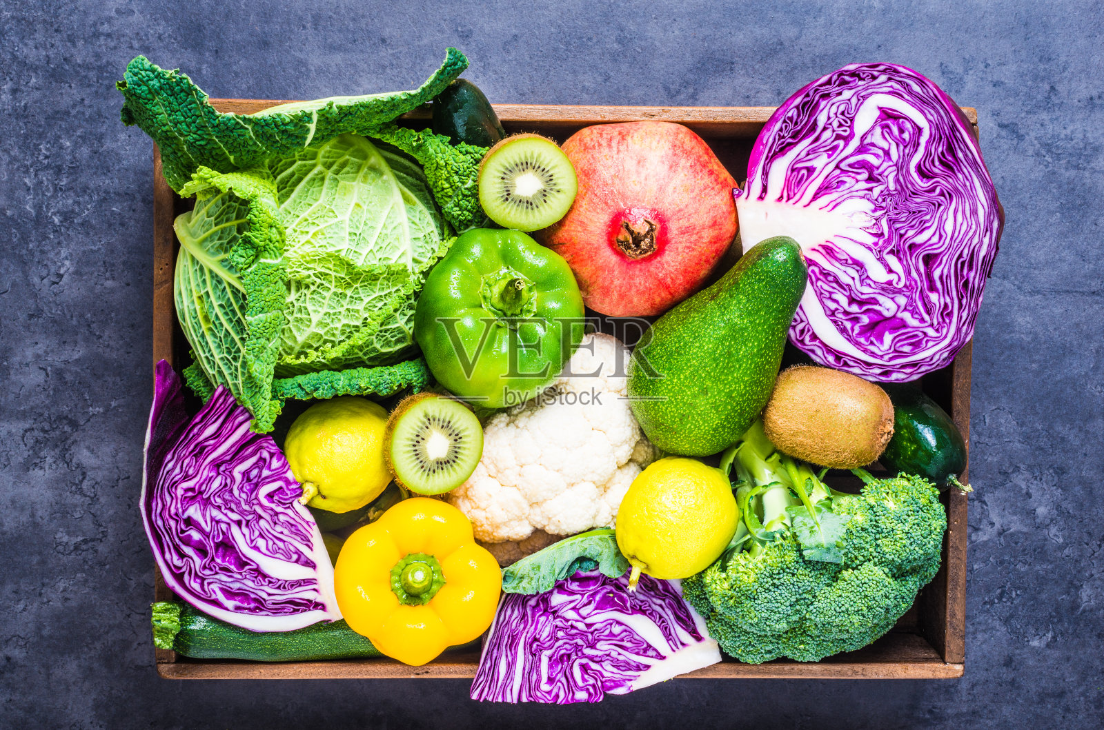 蔬菜和水果装在木箱里。照片摄影图片