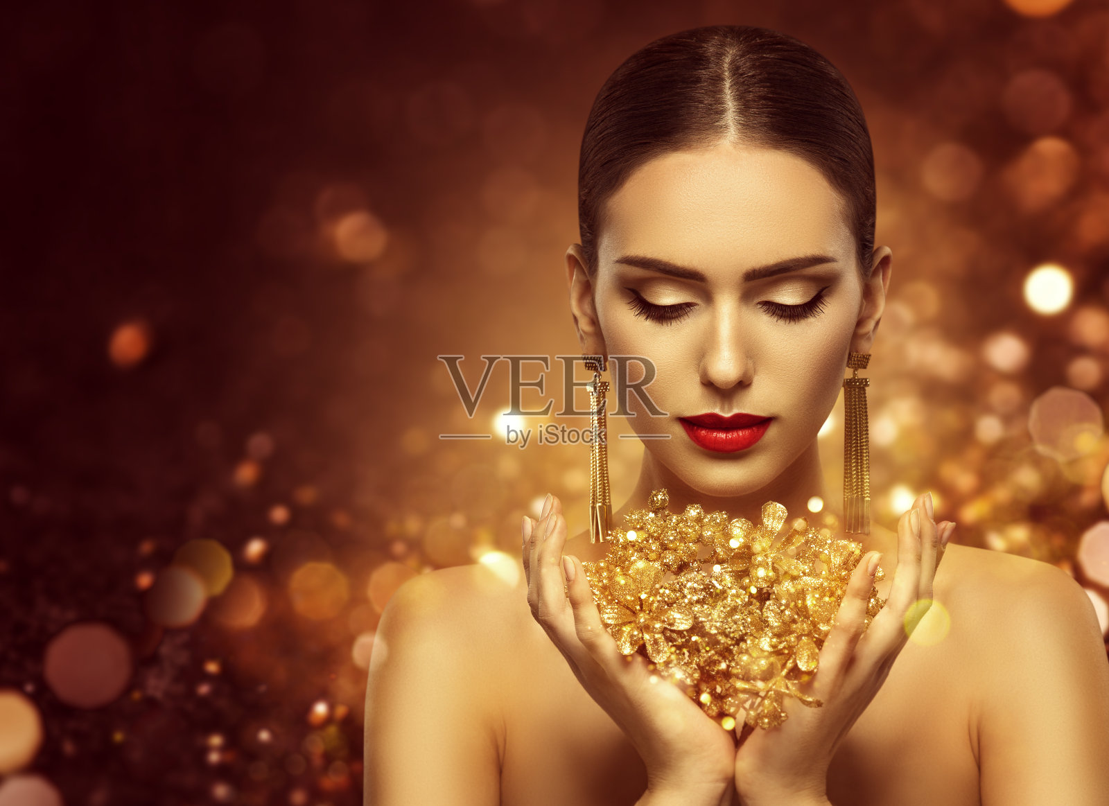 时尚模特黄金珠宝在手，黄金女人的美丽照片摄影图片