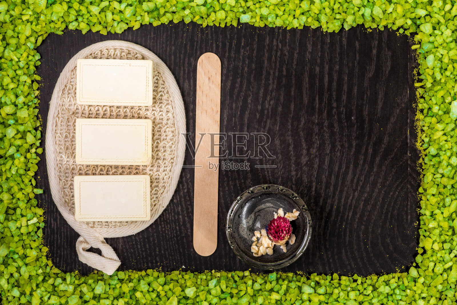 水疗产品:黑色泥和粘土粉，肥皂，浴盐木质桌子背景照片摄影图片