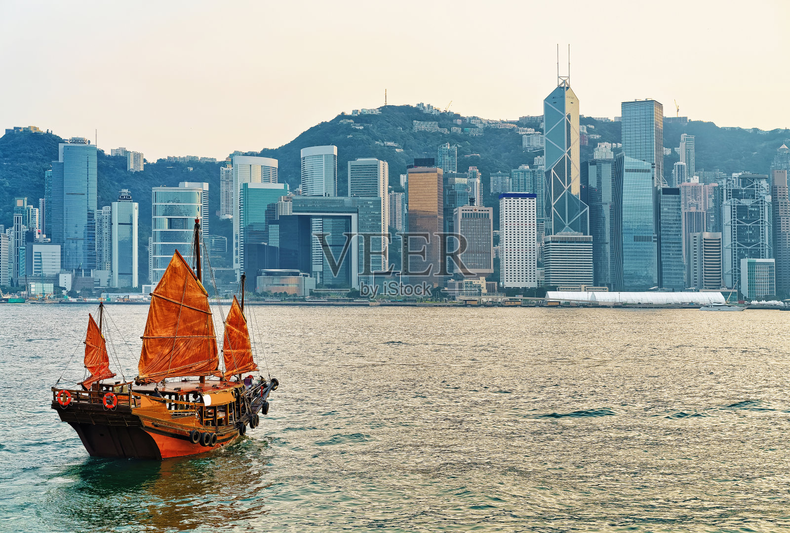 日落时香港维多利亚港的舢板照片摄影图片
