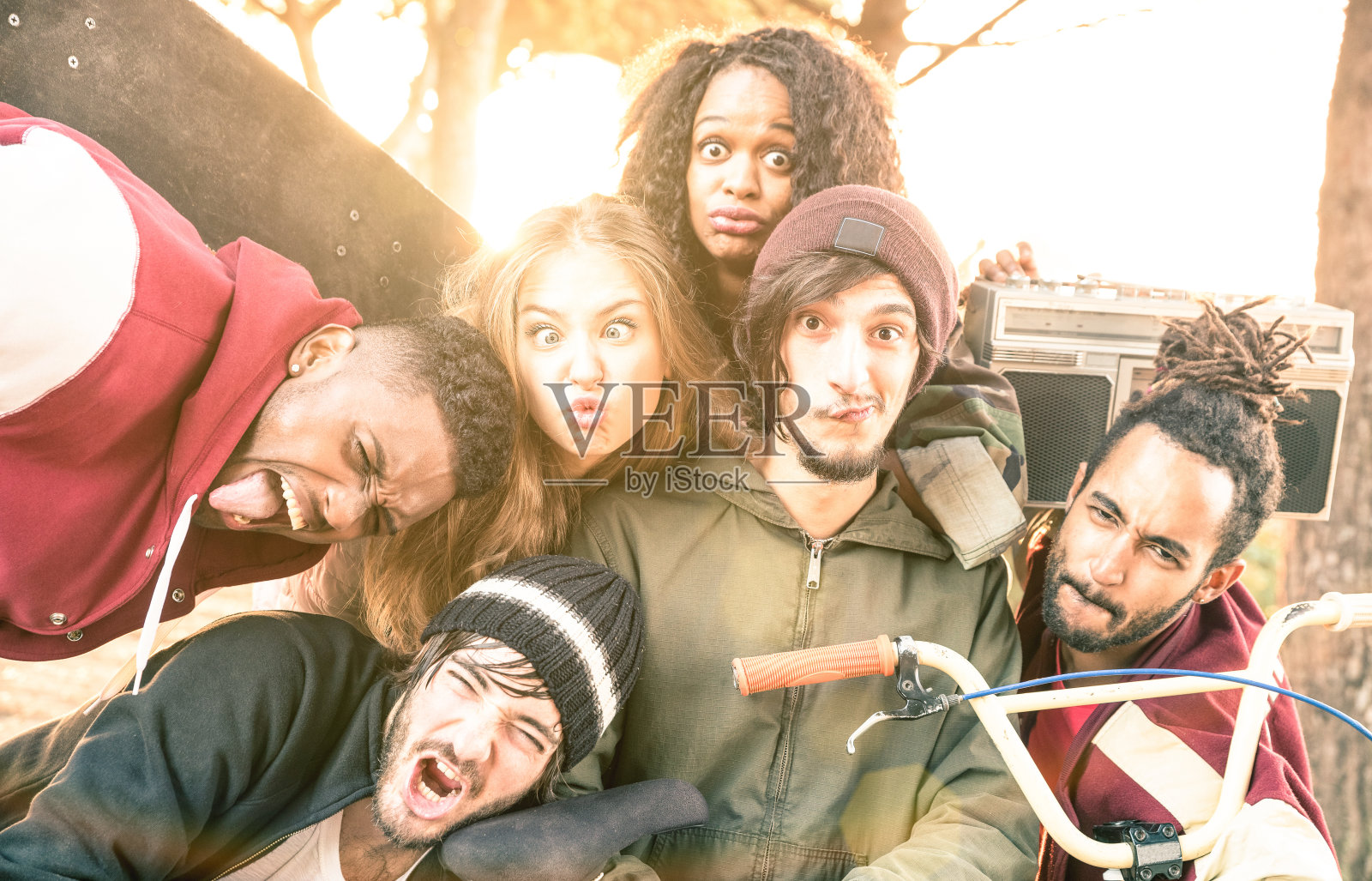 最好的朋友在小轮车滑板公园比赛自拍的脸-快乐的青春和友谊的概念与年轻的多种族的人一起在城市地区的乐趣-明亮的温暖去饱和滤镜照片摄影图片