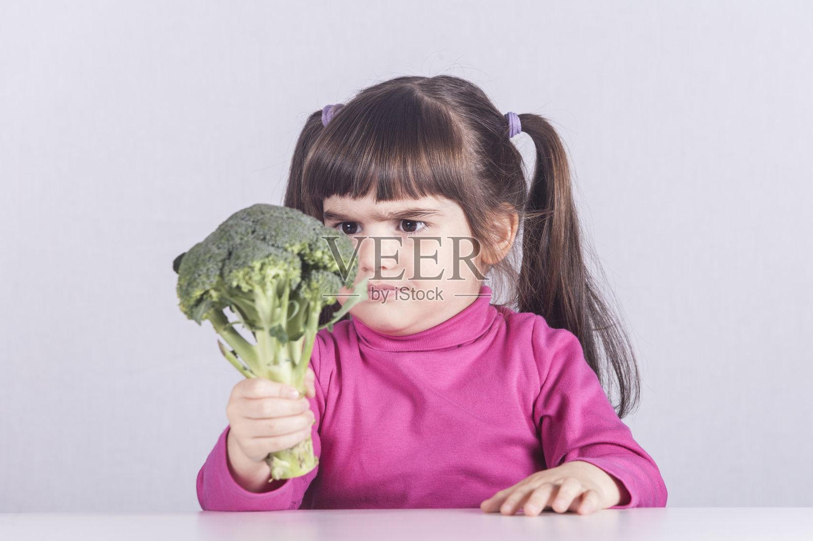 小女孩拒绝吃蔬菜照片摄影图片