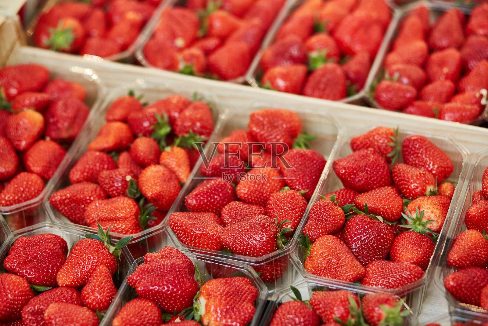 法国巴黎农贸市场上的草莓照片摄影图片