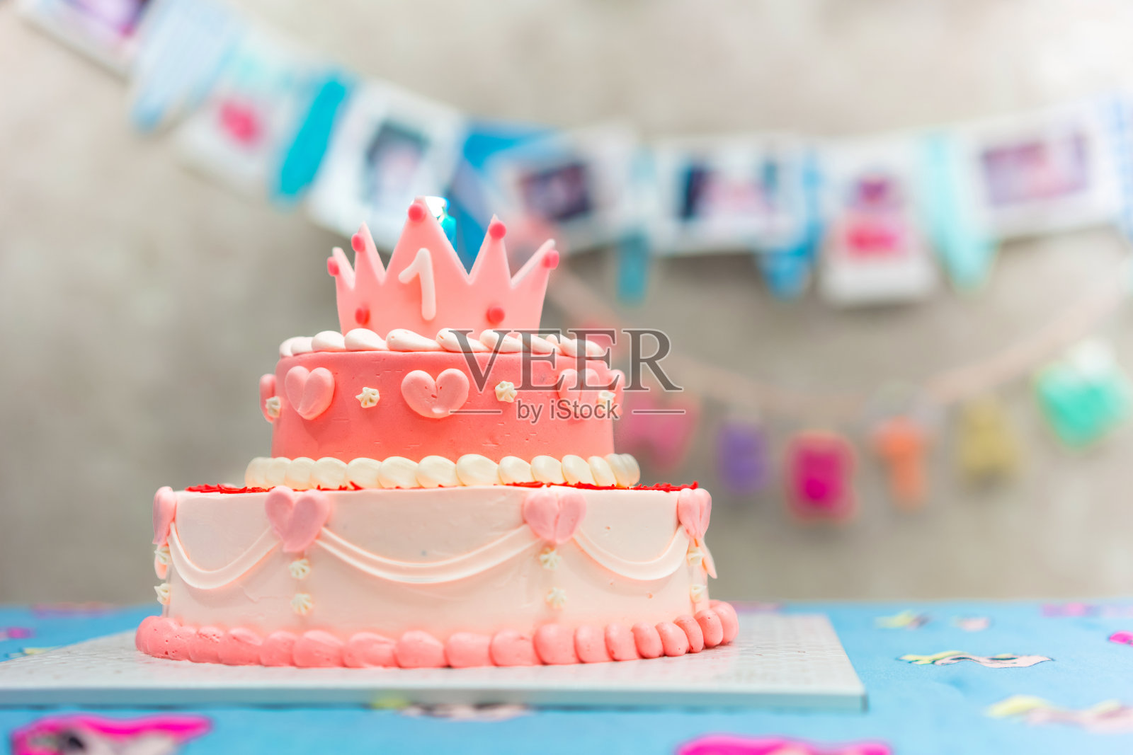 粉彩生日蛋糕顶照片摄影图片