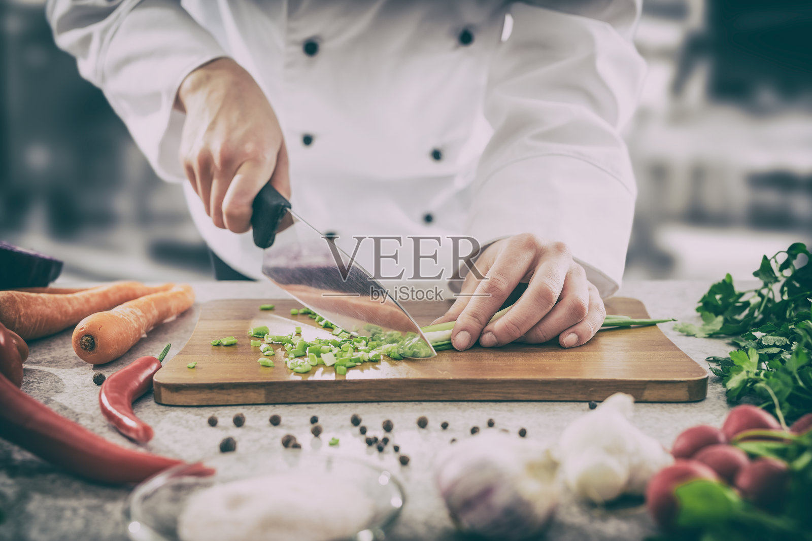 厨师正在切蔬菜。照片摄影图片