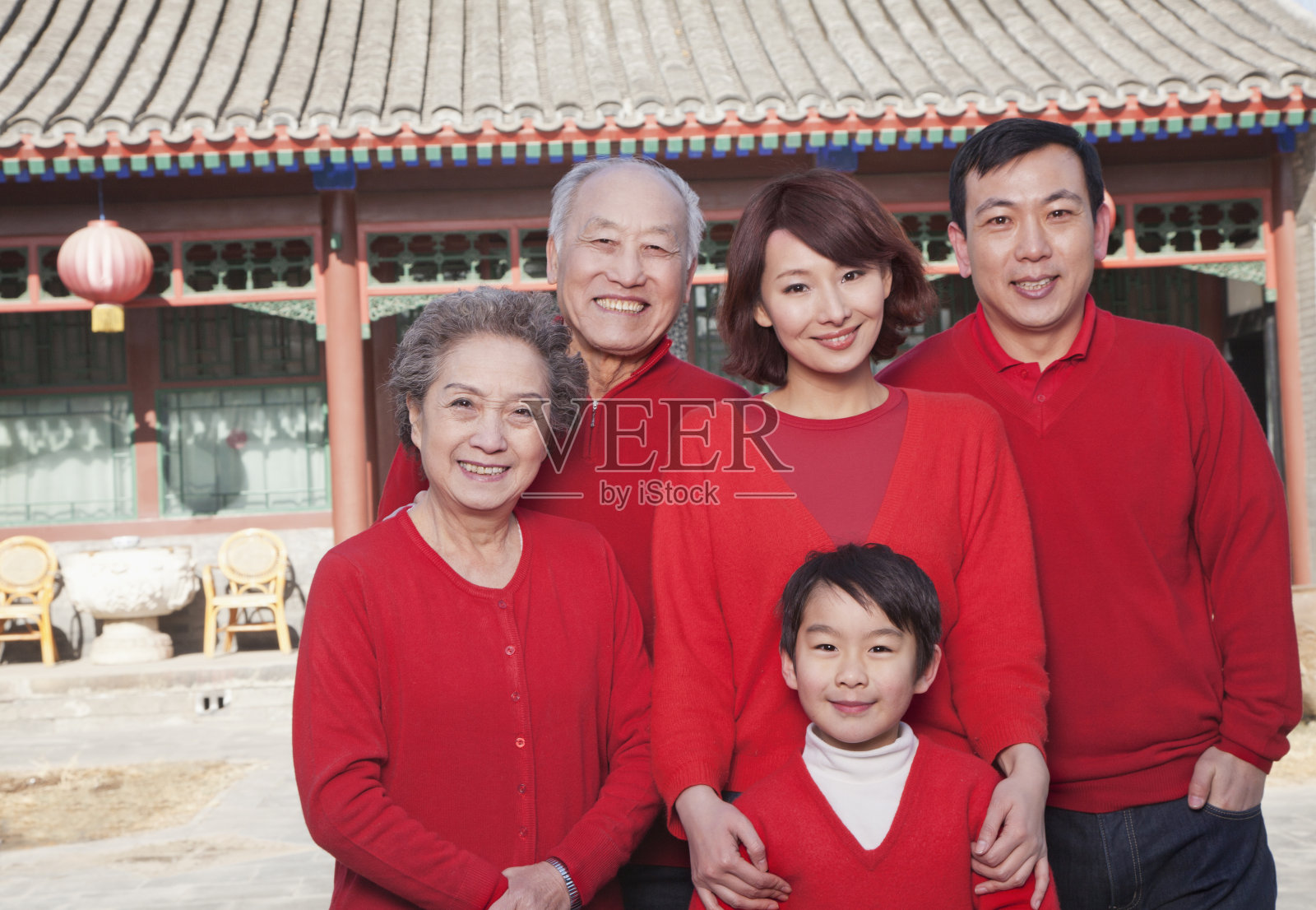 中国传统四合院中的多代家庭照片摄影图片