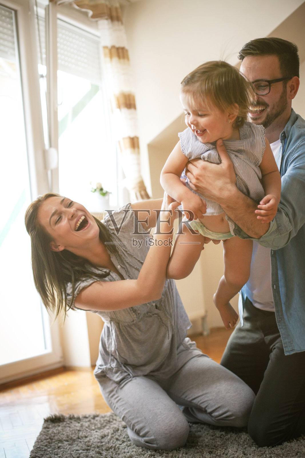 幸福的家庭时光和他们的小宝宝在一起。照片摄影图片