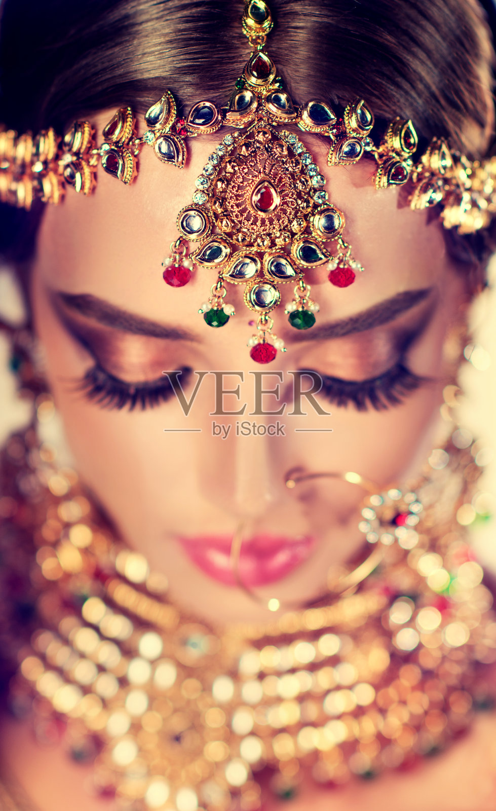 珠宝设置在传统印度风格的昆丹，戴在头部和颈部的年轻模特照片摄影图片