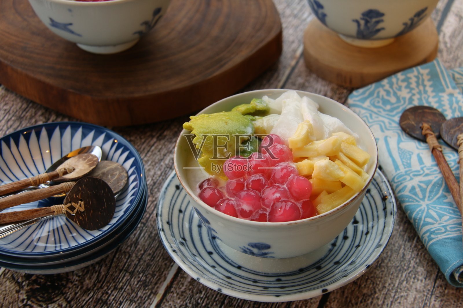 Es Oyen Bandung，椰子，菠萝蜜，木薯珍珠和鳄梨在甜椰奶冰甜点照片摄影图片