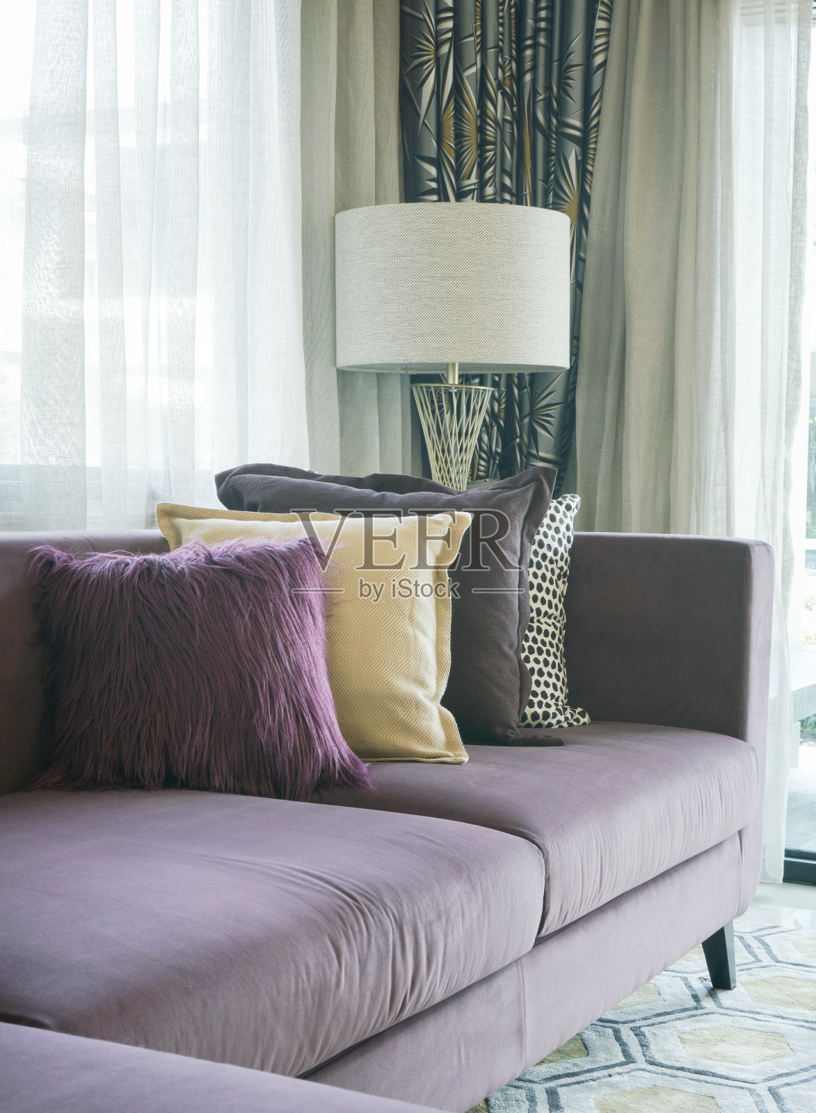 紫色沙发和彩色枕头的时尚客厅照片摄影图片