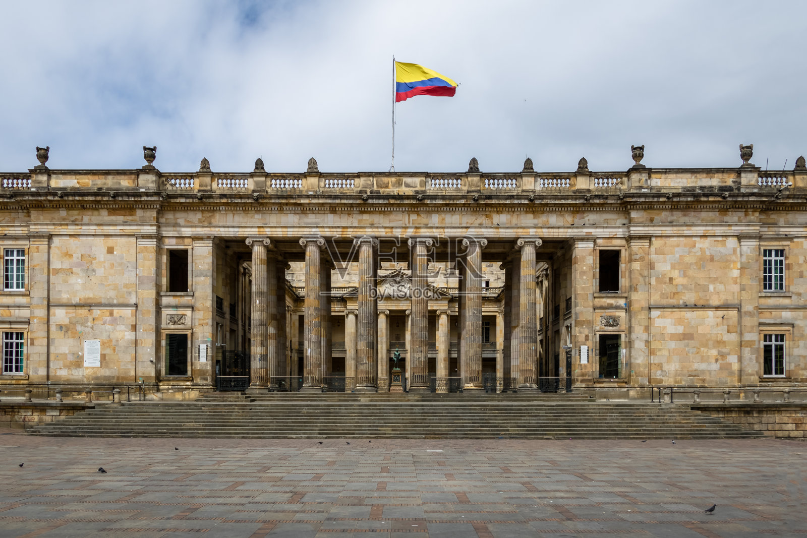位于哥伦比亚波哥大玻利瓦尔广场的哥伦比亚国家国会大厦照片摄影图片