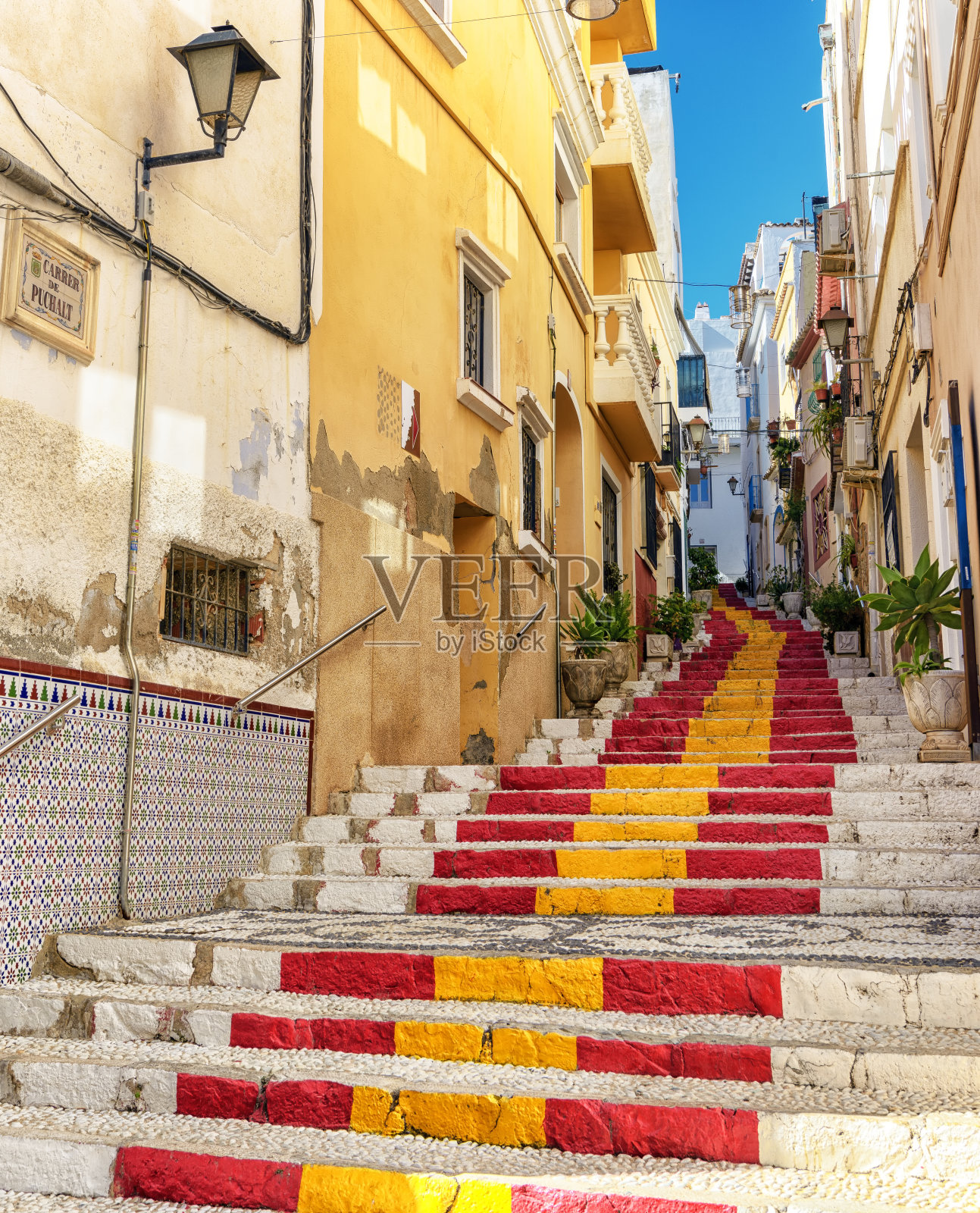 西班牙南部村庄的公共台阶上涂着西班牙国旗的颜色照片摄影图片