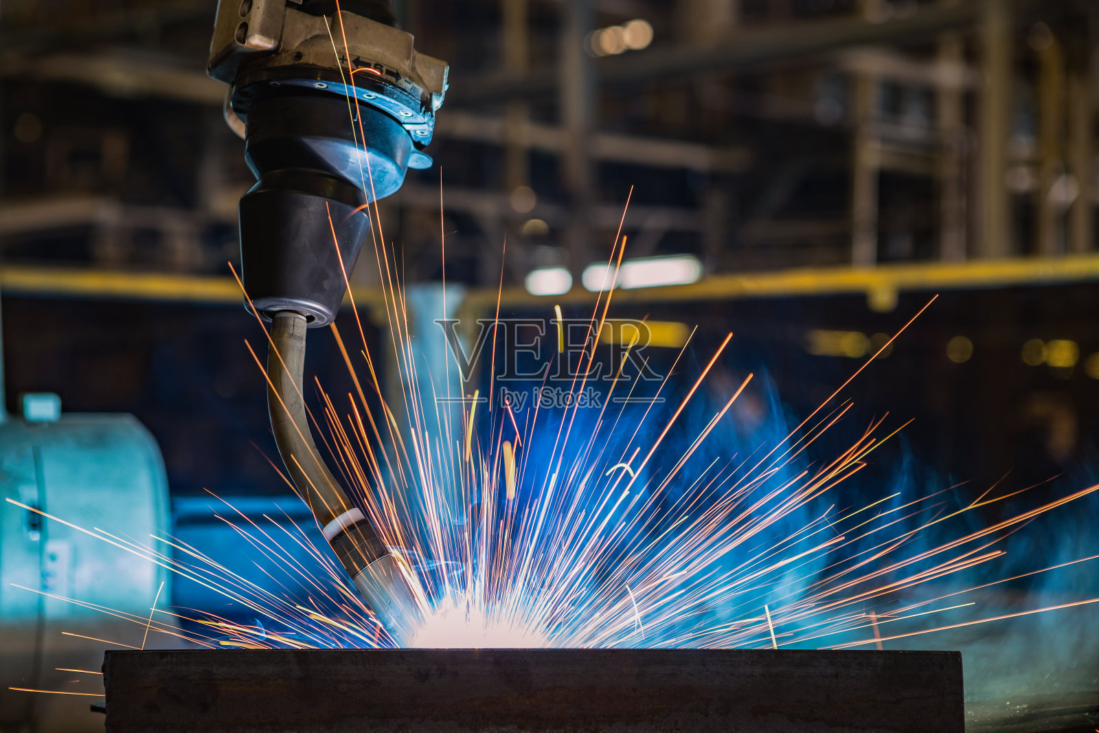 特写工业机器人正在一家汽车厂焊接照片摄影图片