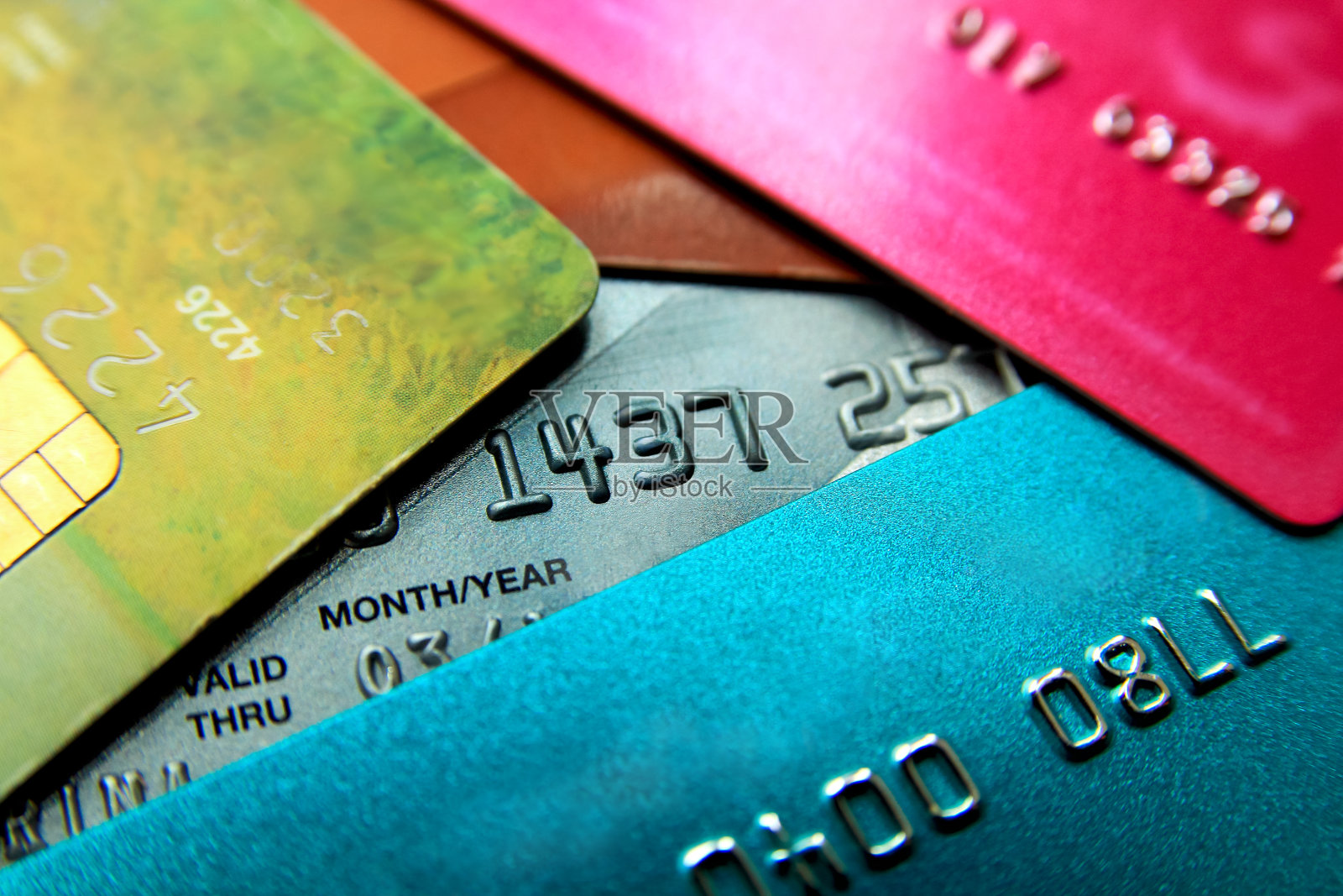 堆叠的多色信用卡近景与选择性焦点。照片摄影图片