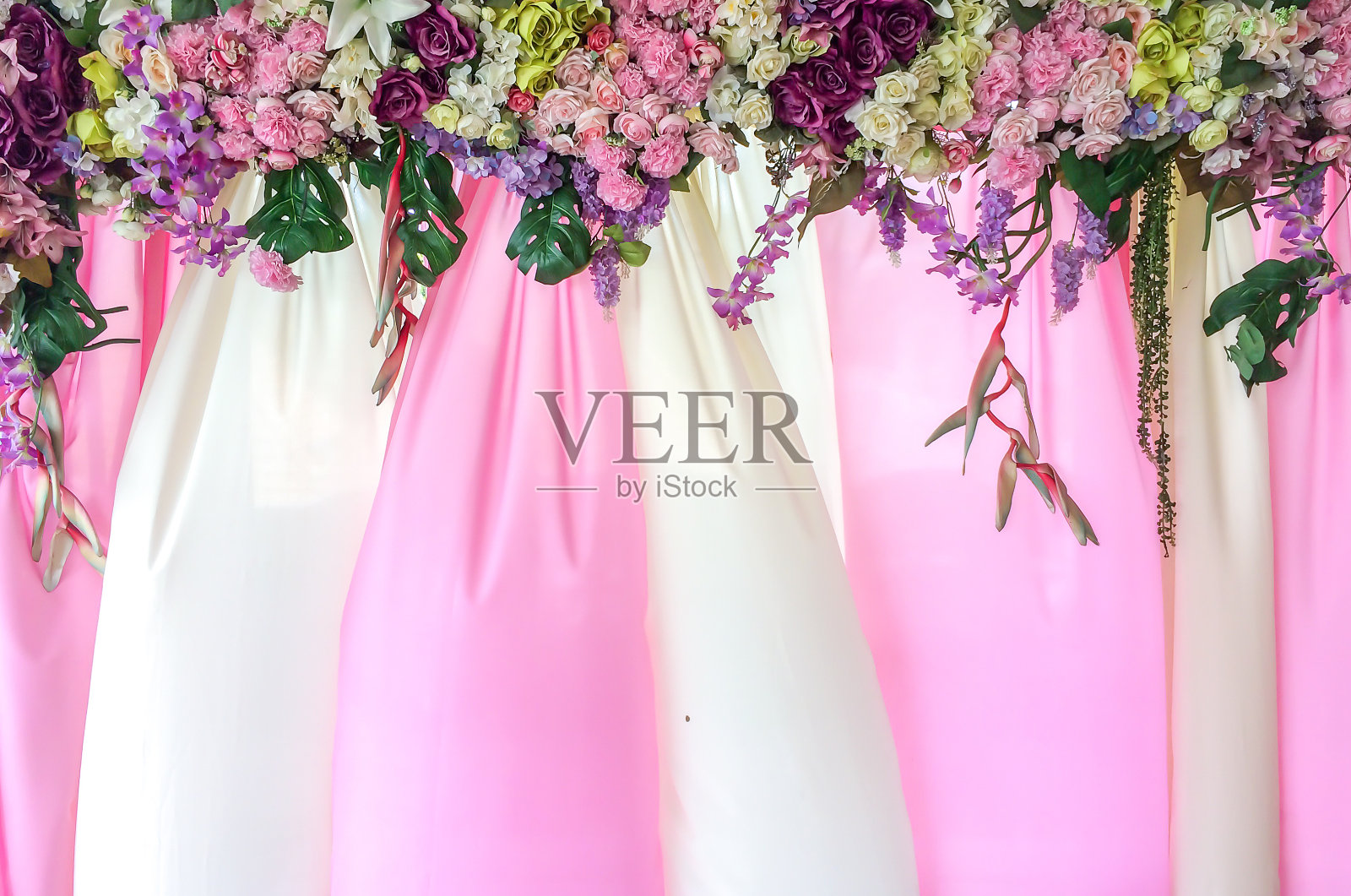 美丽的粉红色和白色纺织品背景与鲜花封面照片摄影图片