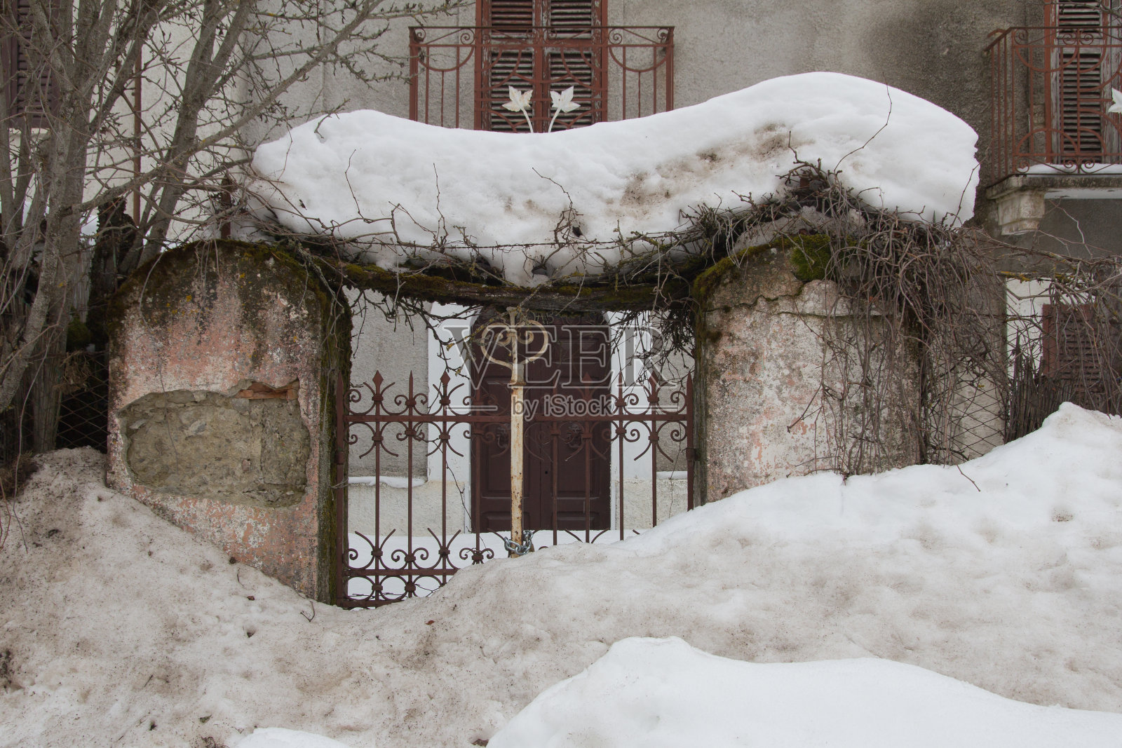 家里的栅栏被雪覆盖照片摄影图片