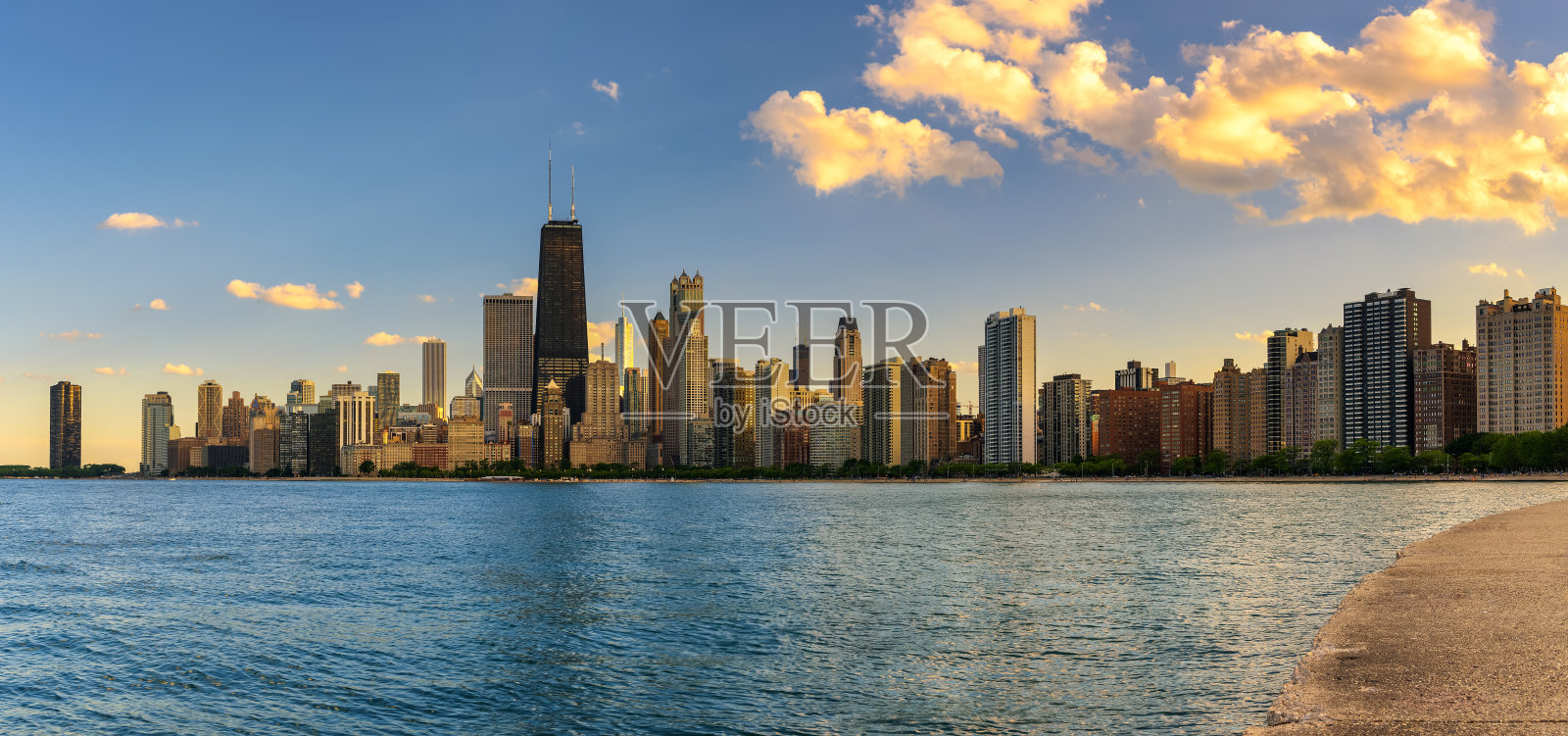 从北大街海滩看日落时的芝加哥天际线照片摄影图片