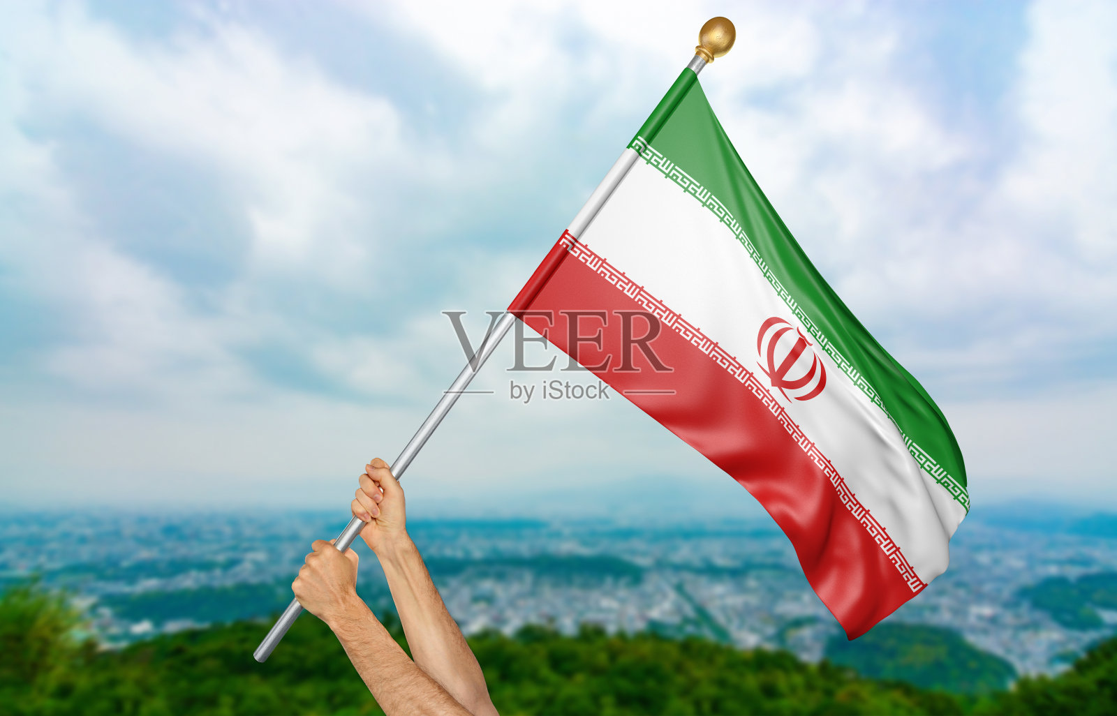 年轻人的手骄傲地挥舞着伊朗国旗照片摄影图片