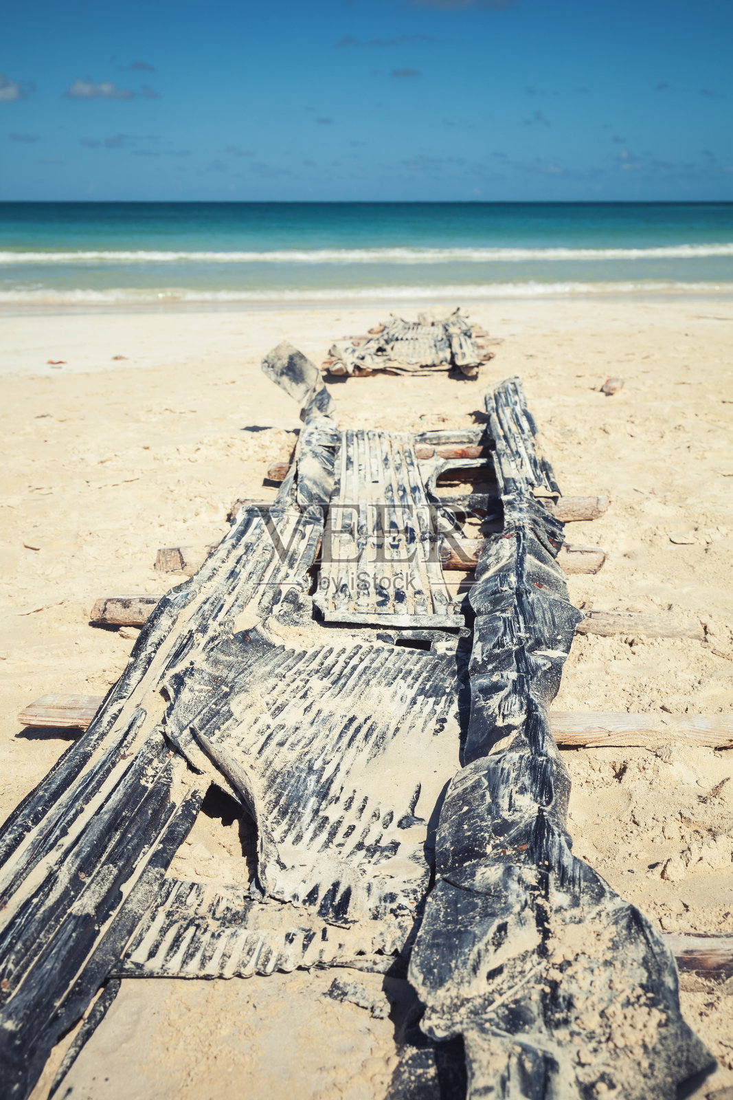 澳门沙滩上弃置的旧滑台照片摄影图片