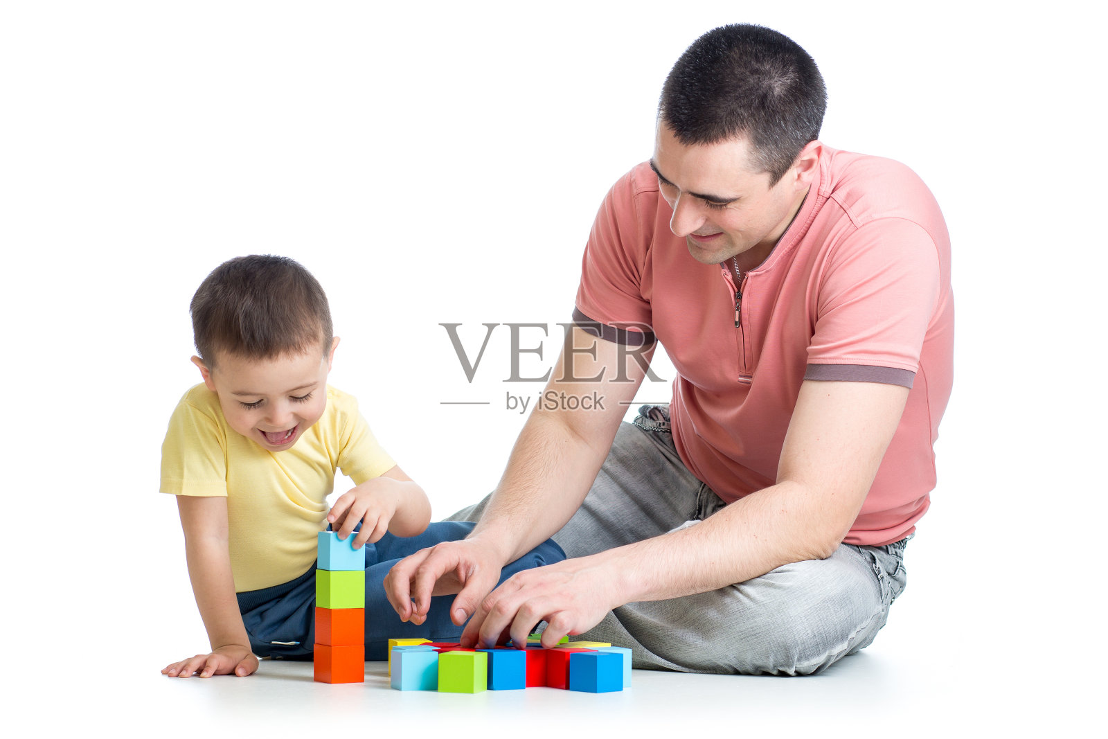 爸爸和儿子一起玩建筑游戏照片摄影图片