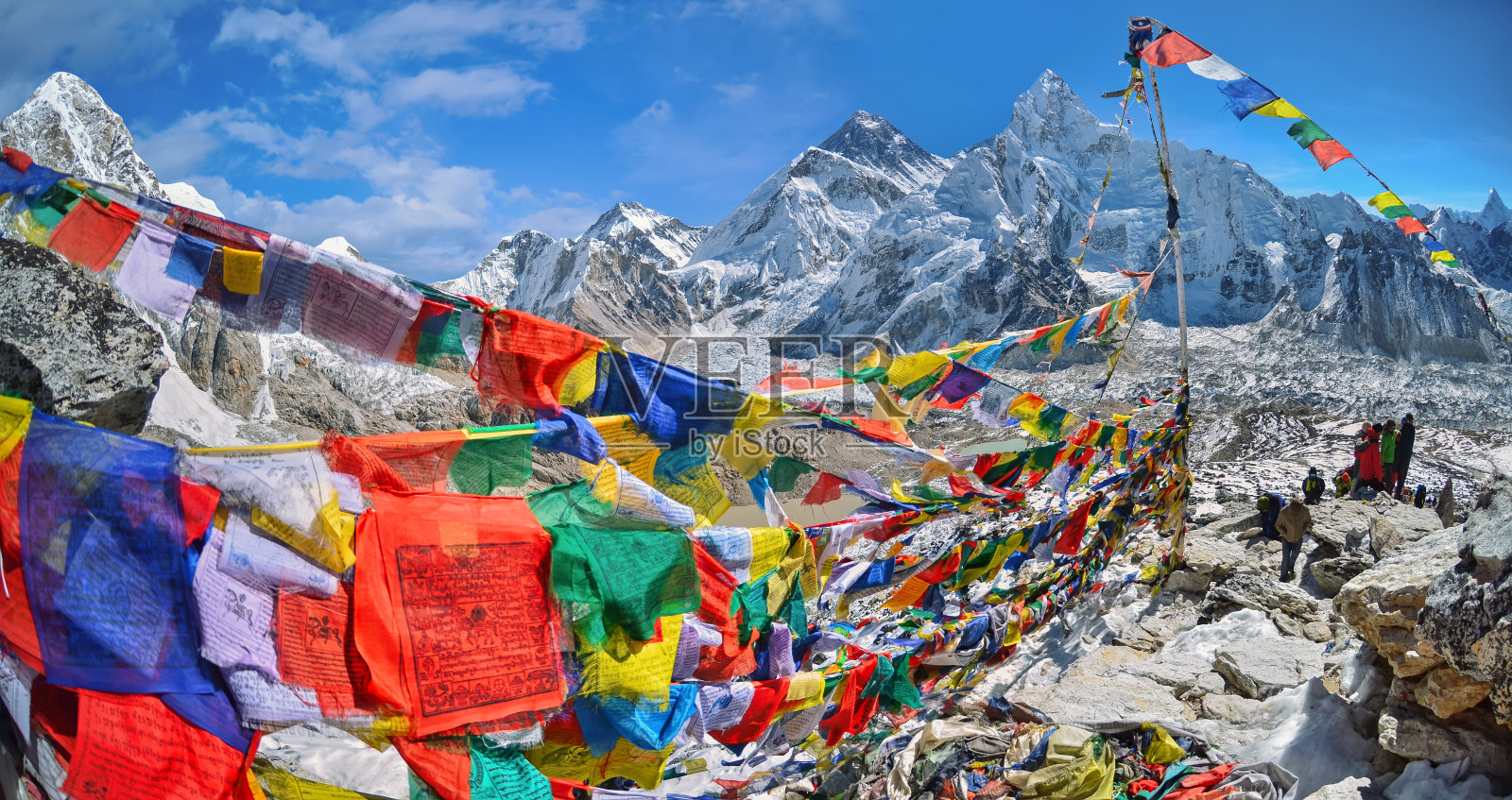 珠穆朗玛峰和Nuptse与佛教经幡旗照片摄影图片
