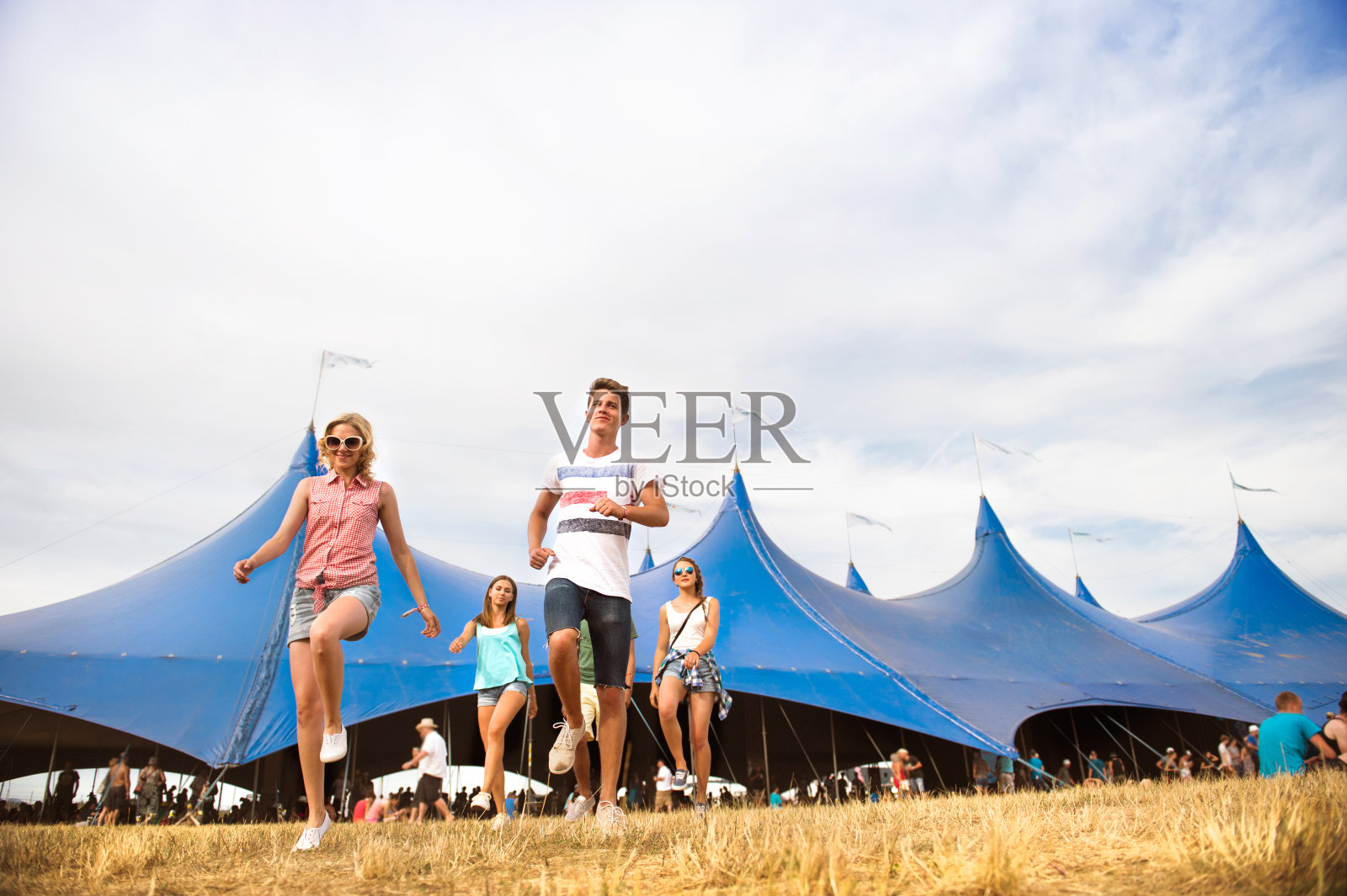 青少年在夏季音乐节的蓝色大帐篷前照片摄影图片